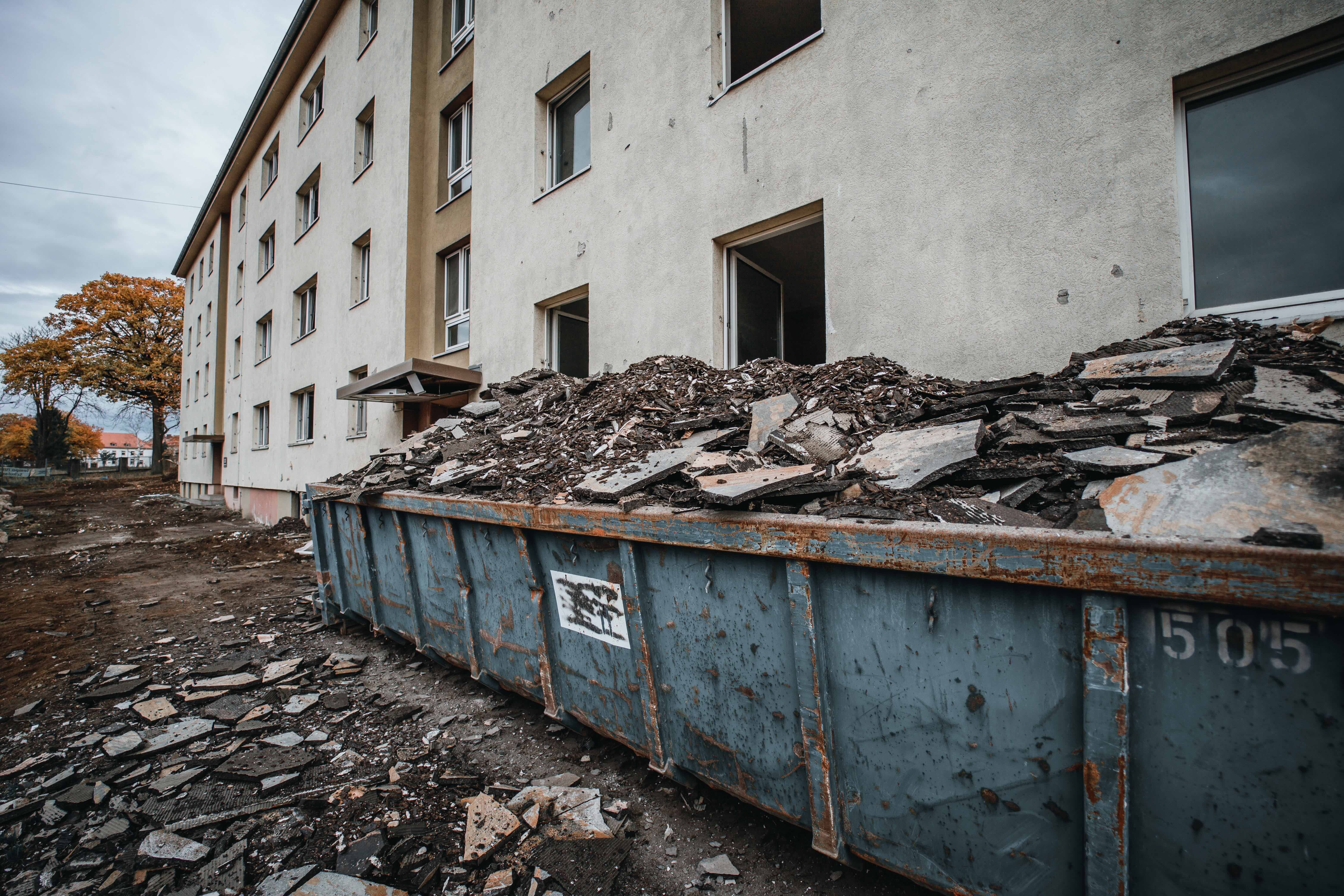 Kontener na gruz na budowę, co wpływa na koszt usługi?